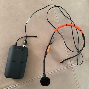 Shure Wireless Fitness Headset Mic SM31FH + BLX1 Bodypack – Used Few Times